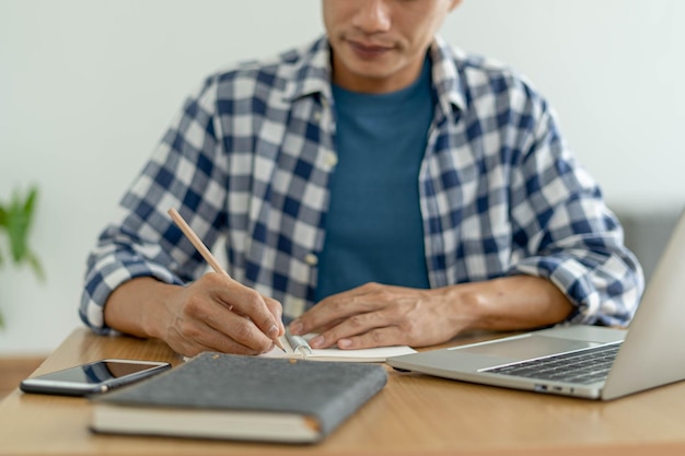 El joven escritor trabaja desde casa escribiendo una novela.