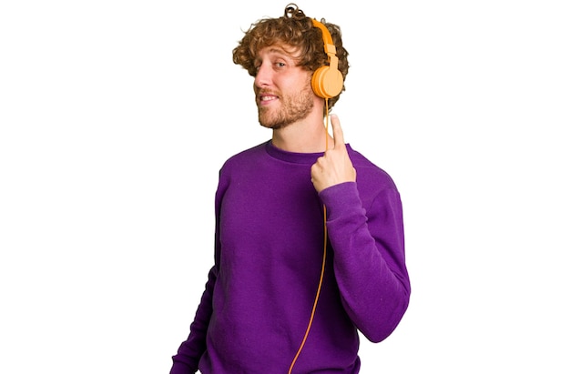 Joven escuchando música con auriculares