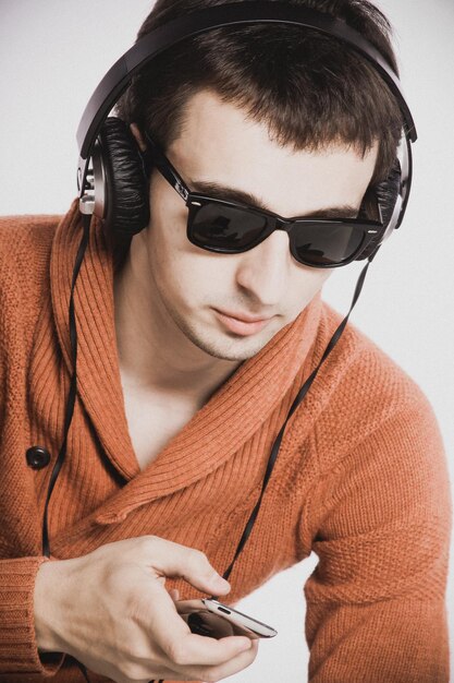 Joven escuchando música en sus auriculares