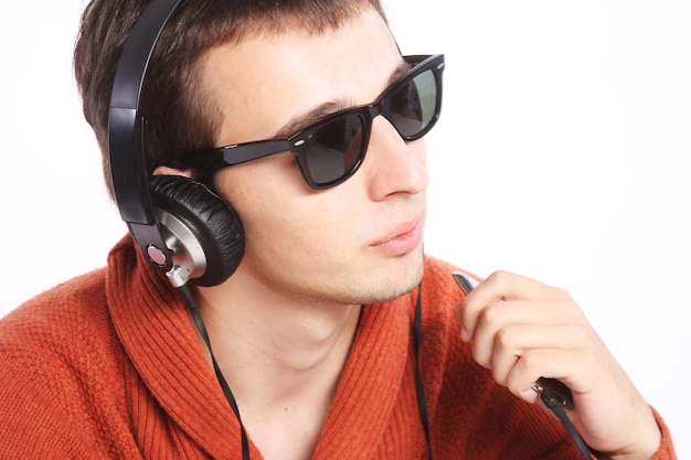 Joven escuchando música en sus auriculares