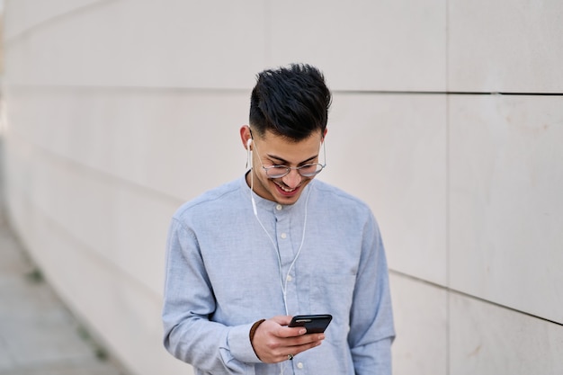 Joven escuchando música en el teléfono