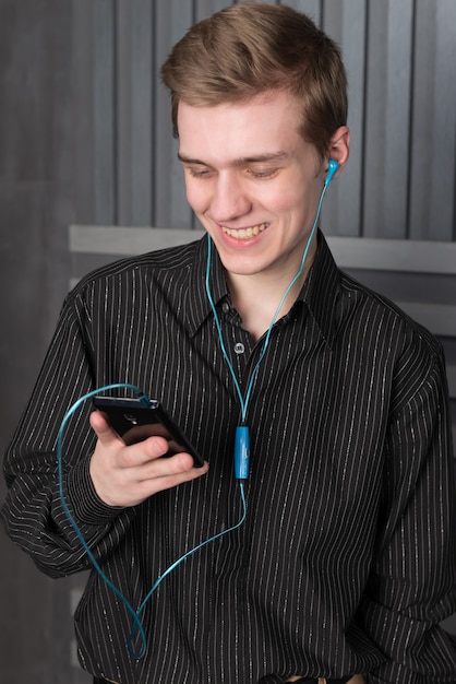 Joven escuchando música desde tu smartphone