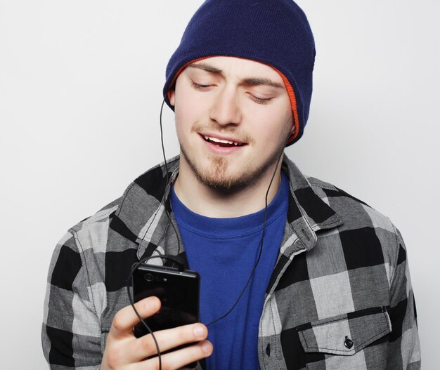 Joven escuchando música