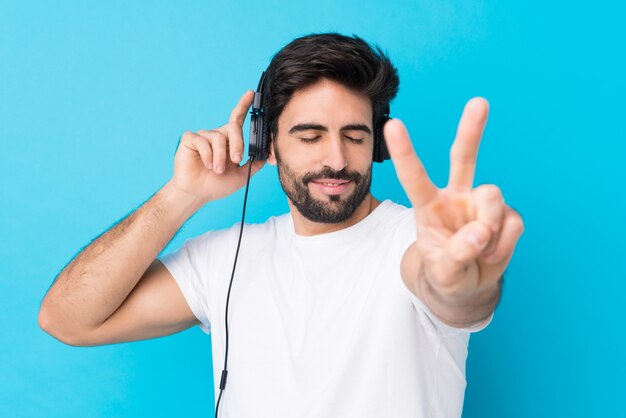 Joven escuchando música