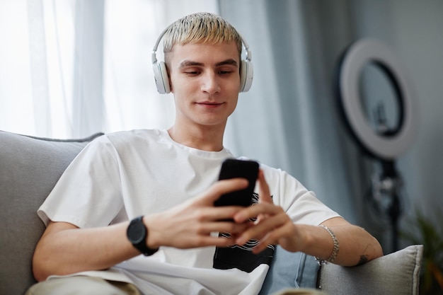 Joven escuchando música