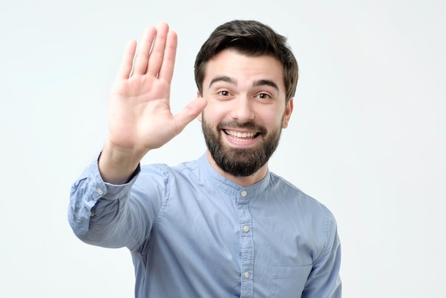 Joven español haciendo gesto de chocar los cinco