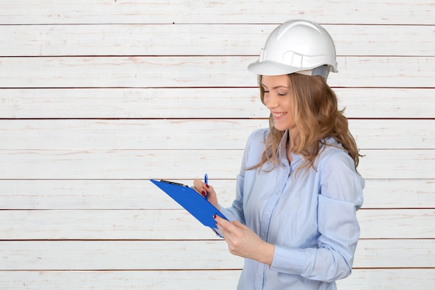 Joven especialista en construcción femenina