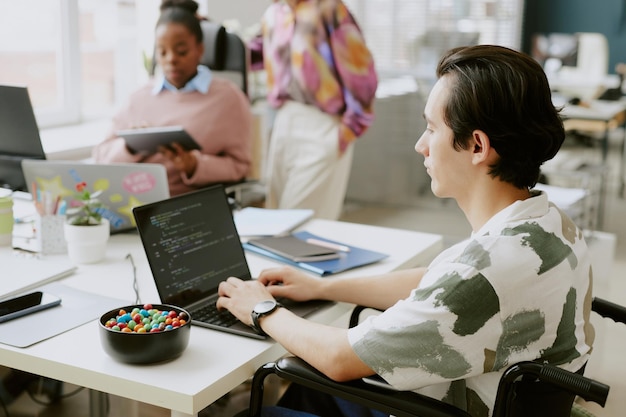 Joven especialista en tecnología de la información con discapacidad en el trabajo