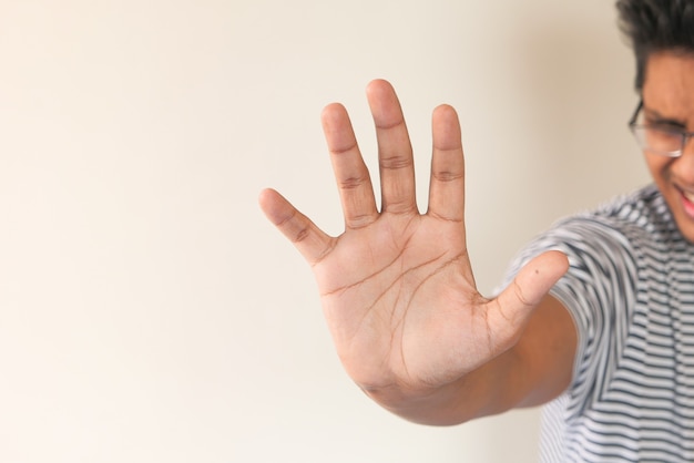 joven espectáculo parada suspiro aislado en negro