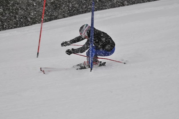 joven esquiador carrera downhil rápido en escena de nieve de invierno