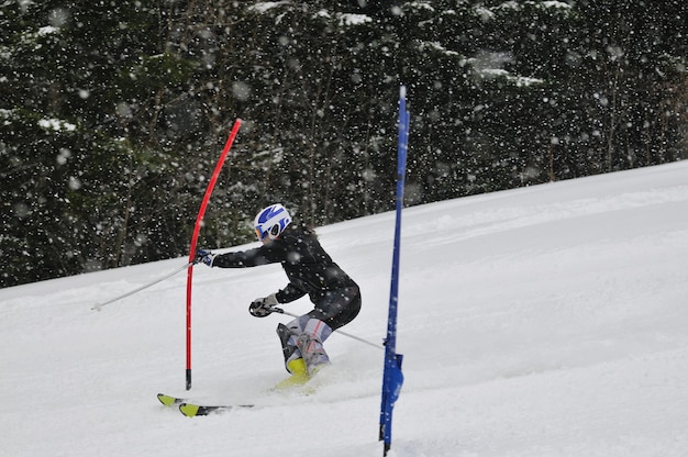 joven esquiador carrera downhil rápido en escena de nieve de invierno