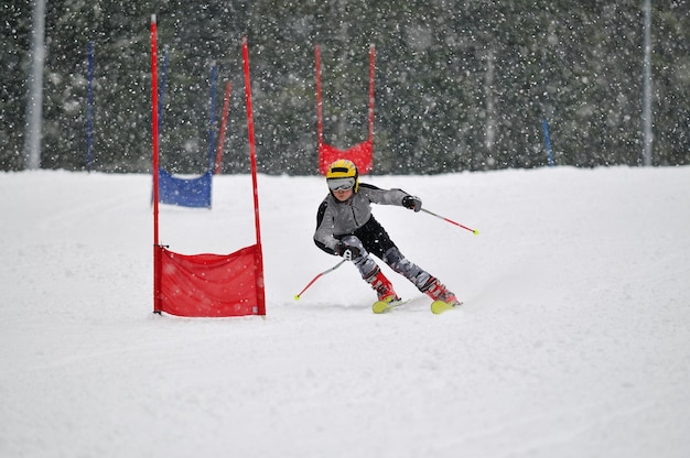 joven esquiador carrera downhil rápido en escena de nieve de invierno