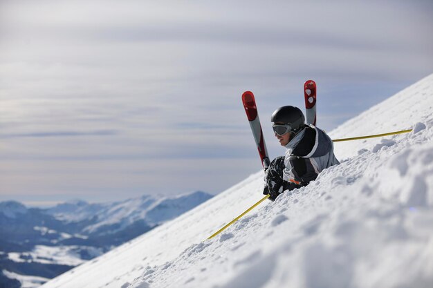 joven esquiador relajándose en un hermoso y soleado día de invierno
