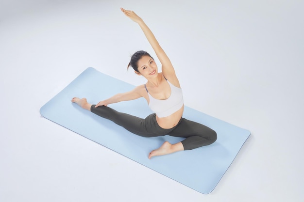 La joven está haciendo yoga.