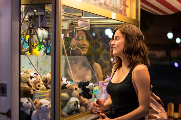 Joven está jugando un juego en una feria