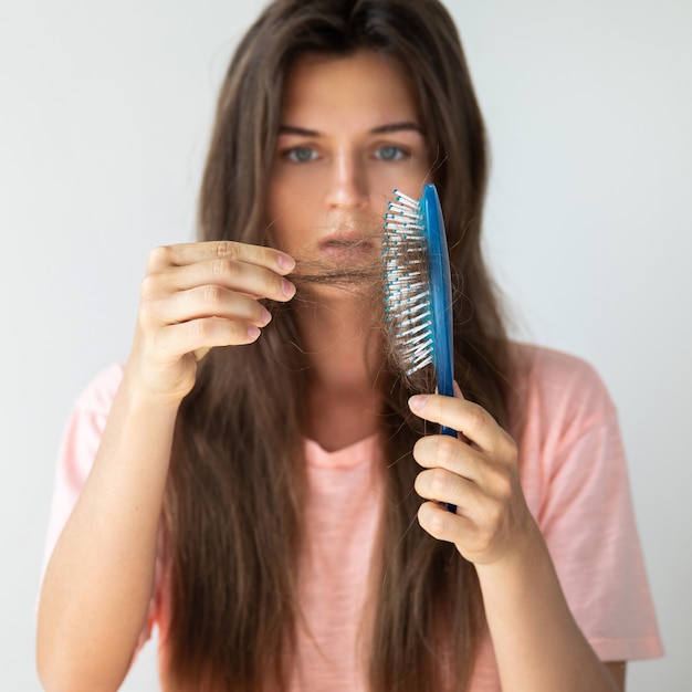 La joven está molesta por la caída del cabello.