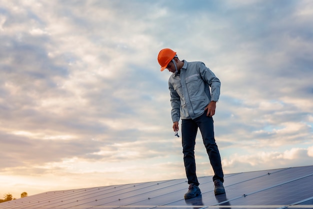 El joven está reparando el panel solar en la estación.