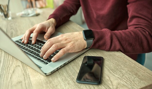 Un joven está trabajando en su computadora portátil