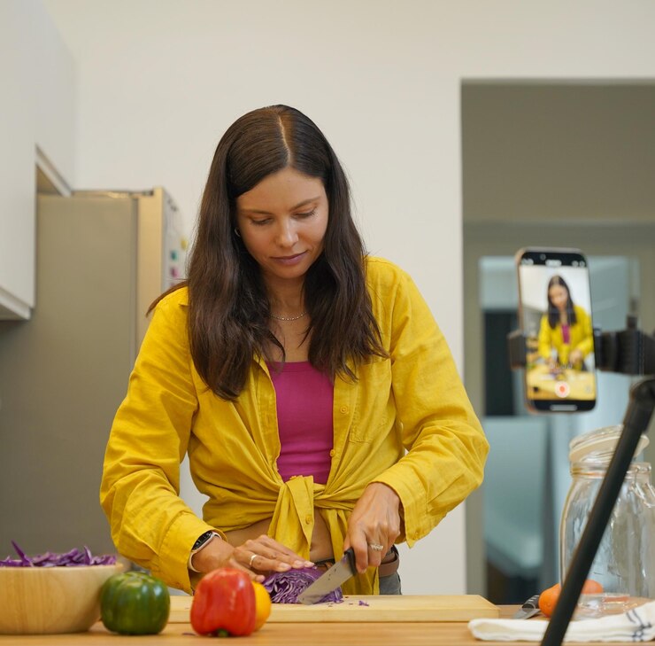 Foto una joven está transmitiendo en vivo desde el taller cómo preparar una comida vegetariana