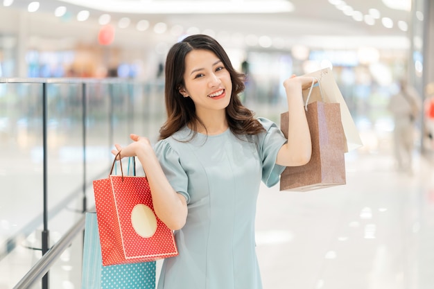 La joven estaba mostrando felizmente lo que acababa de comprar.