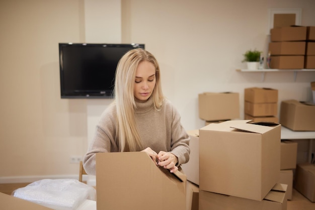 Joven estadounidense feliz con una pila de cajas de cartón