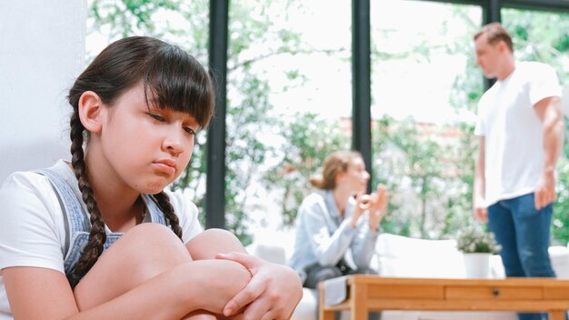 Una joven estresada e infeliz se esconde de la violencia doméstica en casa