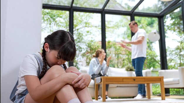 Foto una joven estresada e infeliz se esconde de la violencia doméstica en casa