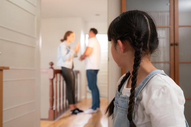 Foto una joven estresada e infeliz se esconde de la violencia doméstica en el hogar