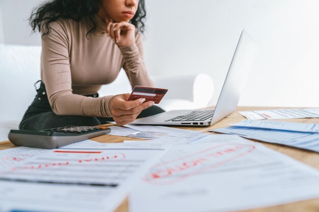 Foto una joven estresada tiene problemas financieros con deudas de tarjetas de crédito para pagar el concepto crucial de mal dinero personal y crisis de gestión de pagos hipotecarios triste e infeliz