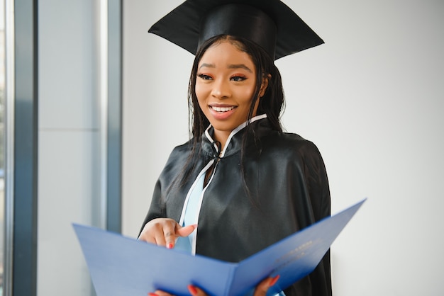 Joven estudiante afroamericana con diploma.