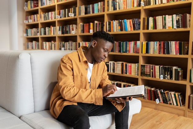 Foto joven estudiante aprendiendo en la biblioteca.