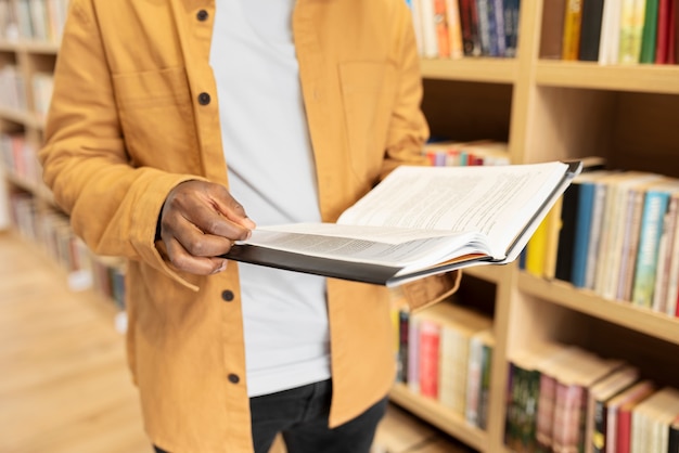 Foto joven estudiante aprendiendo en la biblioteca.