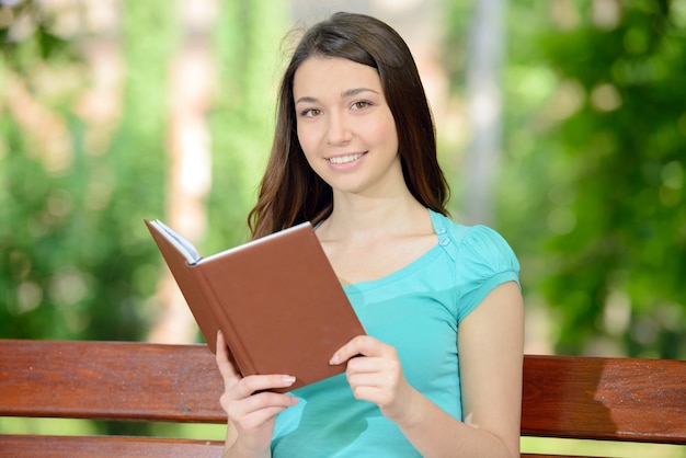 Joven estudiante aprendiendo con un libro.