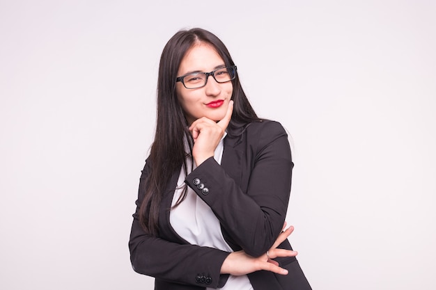 Joven estudiante asiática o dama de negocios con gafas en blanco.