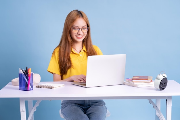 Joven estudiante asiático estudiando concepto