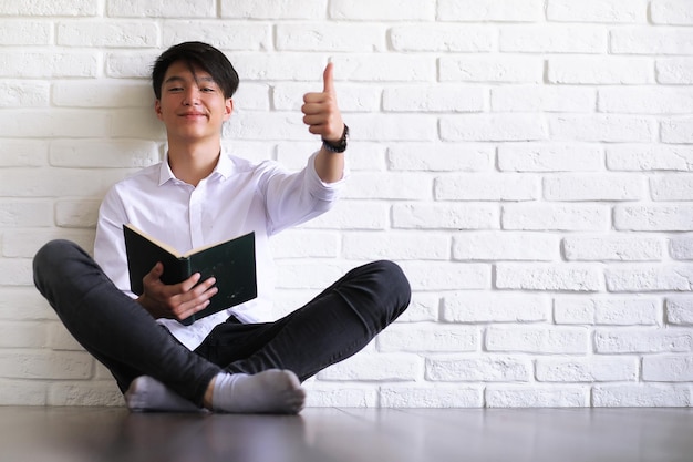 joven estudiante asiático con libros en las manos