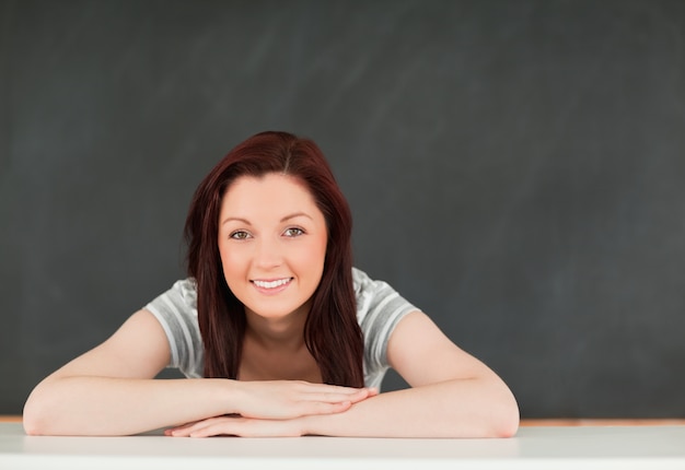 Joven estudiante en un aula