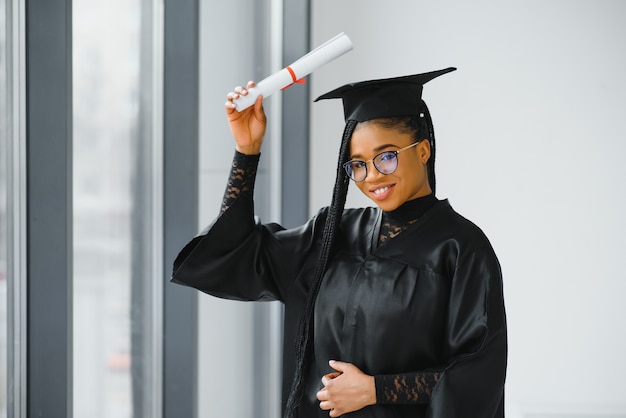 Joven estudiante en bata celebrando su graduación