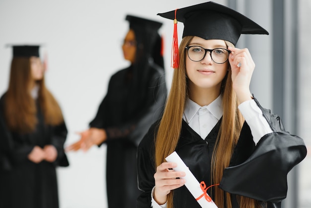 Joven estudiante en bata celebrando su graduación