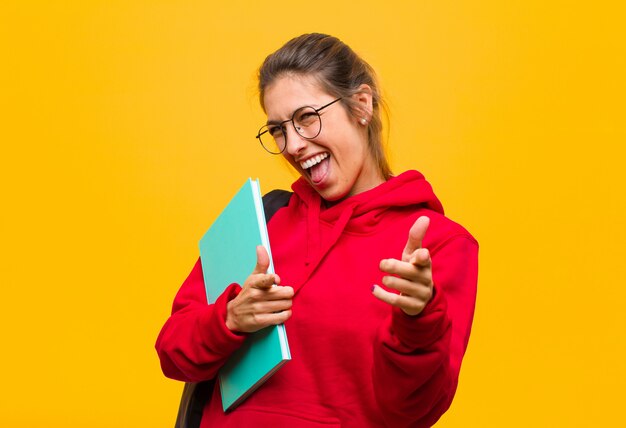 Foto joven estudiante bonita sentirse feliz