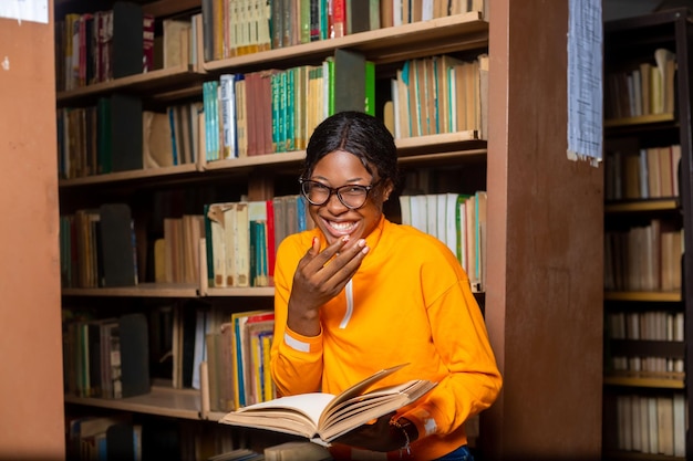 Joven estudiante del campus en la lectura de la biblioteca