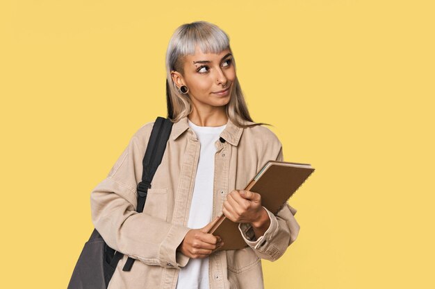 Foto joven estudiante caucásico con un cuaderno