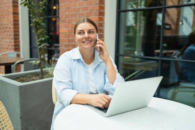 Joven estudiante caucásico freelancer mujer resto usar computadora portátil pc hablar por teléfono celular retrete