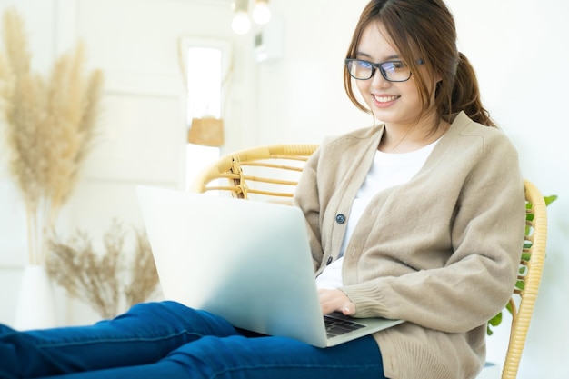 Joven estudiante de collage usando computadora y dispositivo móvil estudiando en líneaxA