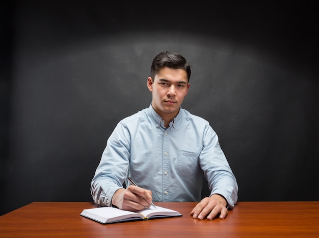 Joven estudiante escribiendo