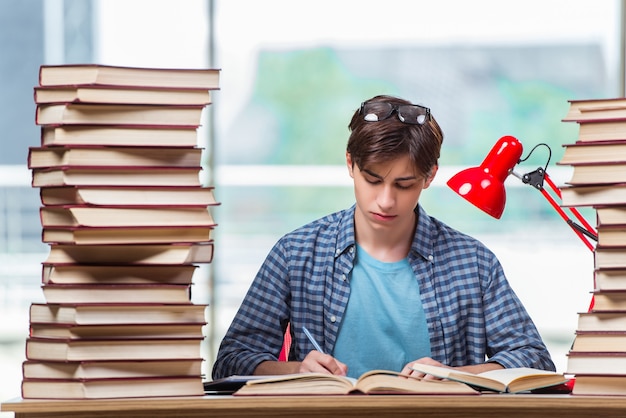 Joven estudiante bajo estrés antes de los exámenes.