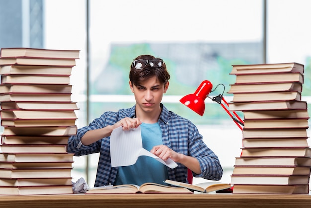 Joven estudiante bajo estrés antes de los exámenes.