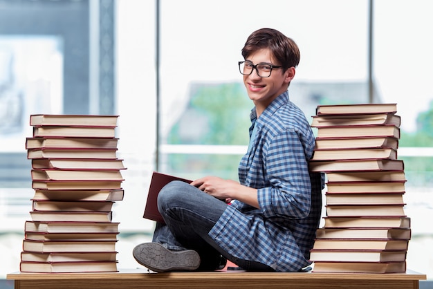 Joven estudiante bajo estrés antes de los exámenes.