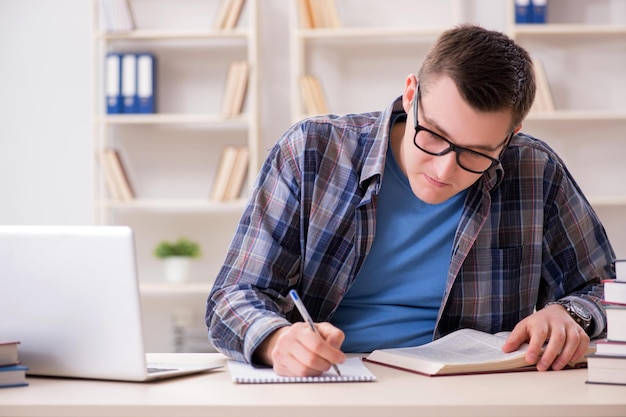 Foto joven estudiante estudiando por internet en concepto de teleaprendizaje