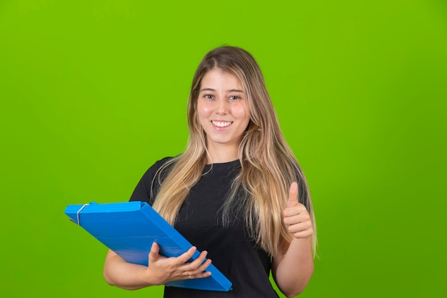 Joven estudiante feliz mujer sosteniendo cuadernos en manos joven estudiante